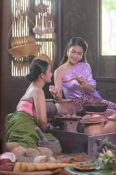 穿着复古泰国服装做饭的泰国妇女 — 图库照片