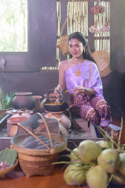 Mujer Tailandesa Cocinando Vestido Retro Tailandés —  Fotos de Stock