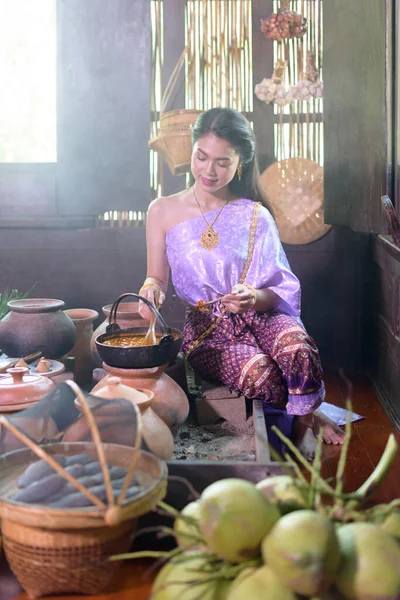 Mujer Tailandesa Cocinando Vestido Retro Tailandés — Foto de Stock