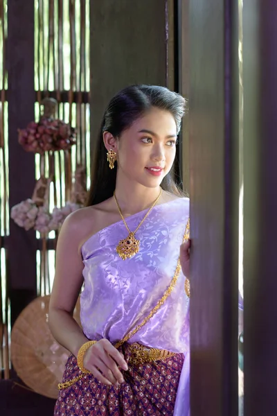 Portret Tajskiej Kobiety Retro Tajskiej Sukience — Zdjęcie stockowe
