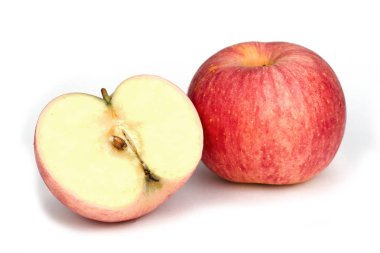 Taze kırmızı elma beyaz arkaplanda izole edildi.