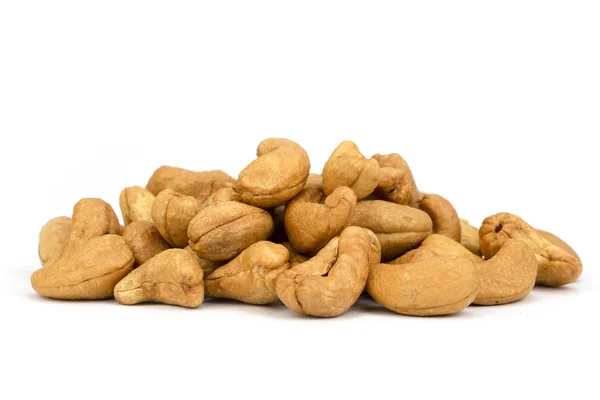 Geröstete gesalzene Cashewkerne isoliert auf weißem Hintergrund. — Stockfoto