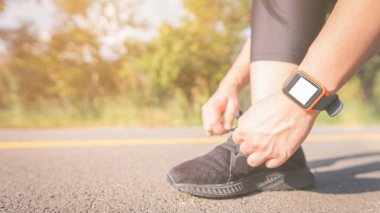 Sabah Smartwatch ile kadın egzersiz.