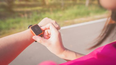 Sabah Smartwatch ile kadın egzersiz.