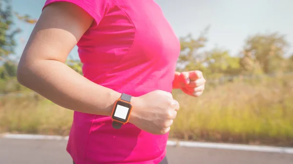 Sabah Smartwatch ile kadın egzersiz.