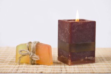 Yanan bir mum ve sabun.