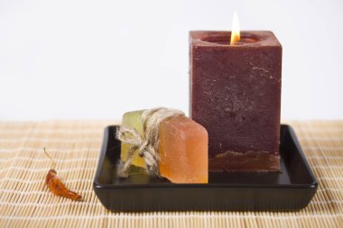 Sabun ve mum beyaz bir arka plan üzerinde