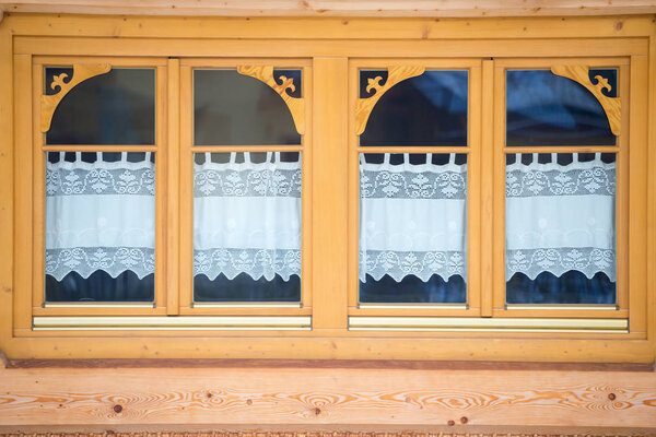 Два окна деревянного дома, Польша
