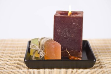Sabun ve mum beyaz bir arka plan üzerinde