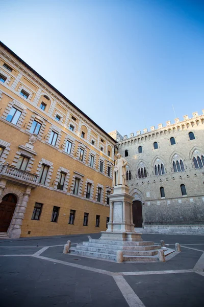 Palazzo Salimbeni Com Uma Estátua Sallustion Bandini Siena Toscana Itália — Fotografia de Stock