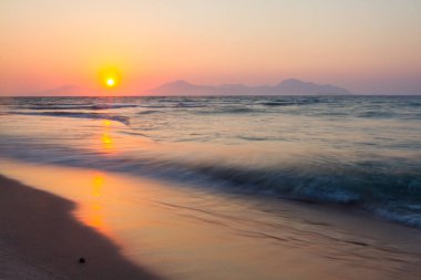 bir sahilde günbatımı. Kos, Yunanistan.