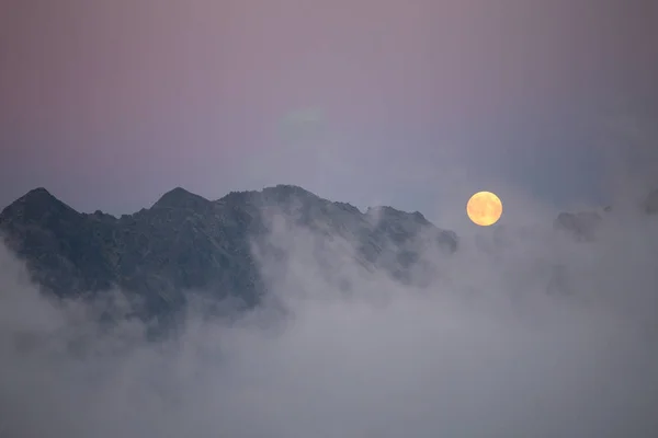 Luna Sulle Montagne Tatry Polonia — Foto Stock