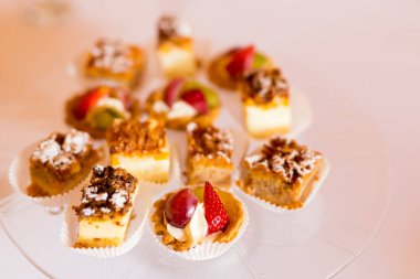 Şeffaf bir tabakta kek çeşitleri