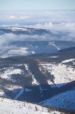 Krkonose tepeleri üzerinde bulutlar