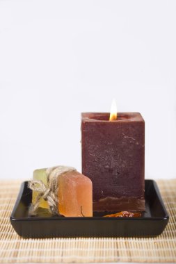 Sabun ve mum beyaz bir arka plan üzerinde