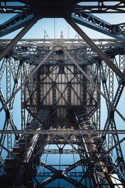 Mavi gökyüzünün karşı metal konstrüksiyon alttan görünüm