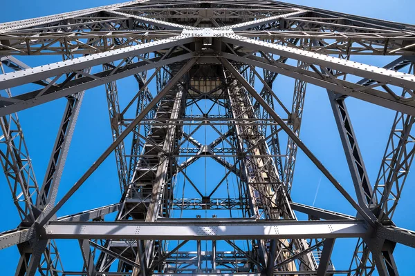 Mavi gökyüzünün karşı metal konstrüksiyon alttan görünüm