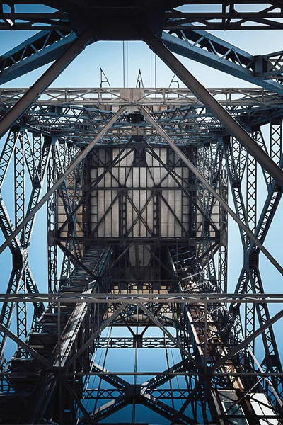 Mavi gökyüzünün karşı metal konstrüksiyon alttan görünüm