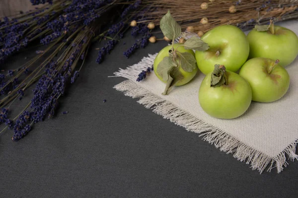 Green Apples Rough Cloth Table — Stock Photo, Image