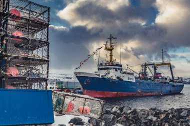 Büyük mavi balıkçı gemisi kafesleri ile bir iskelede