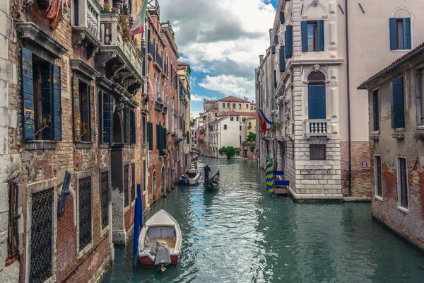 Venedik kanal bulutlu sabahleyin görünümünü