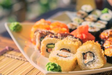 Suşi beyaz kare plaka açık kafe