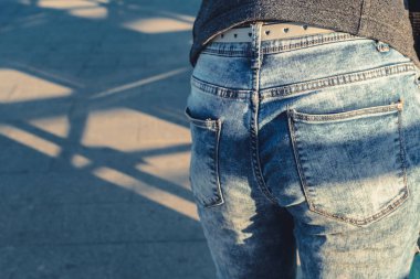 Kadın mavi kot kot görünümünde vücut yüz