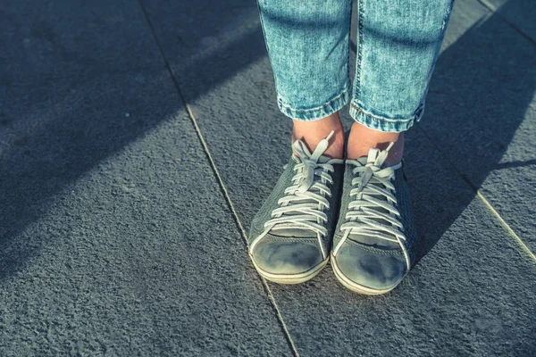 Kobieta Niebieski Denim Jeans Nogi Buty — Zdjęcie stockowe