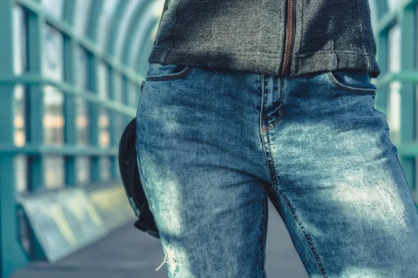 Kadın mavi kot kot görünümünde vücut yüz