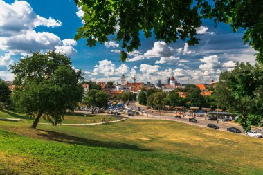 Sityscape Vilnus, yaz manzaralı yeşil ağaçlar ile şehir üzerinde