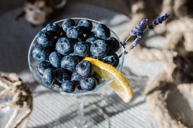Kokteyl ile bluberriy martini cam parlak ahşap tablo