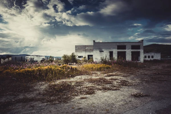 Θέα Από Εγκαταλελειμμένο Κτίριο Φόντο Γαλάζιο Ουρανό Grunge Στυλ — Φωτογραφία Αρχείου
