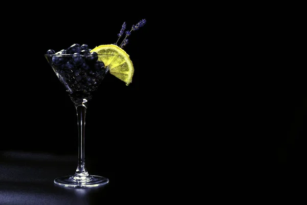 鸡尾酒与 Bluberriy 在马提尼玻璃隔离黑色背景 — 图库照片