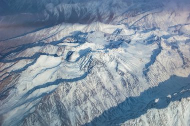 Uçak yüksek karlı dağ manzarası