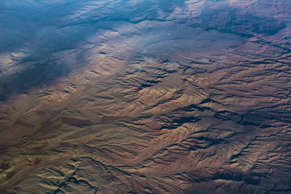 Uçak yüksek dağ doruklarına görünümünü