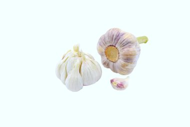 İzole beyaz zemin üzerine taze organik sarımsak