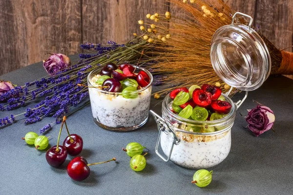 Yoghurt Met Een Chia Zaden Bessen Grijze Achtergrond — Stockfoto