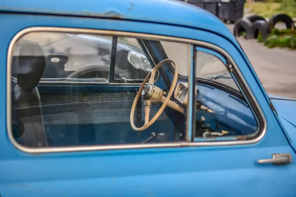 Бічна Частина Яскраво Синього Старого Автомобіля Колесом Вікні — стокове фото