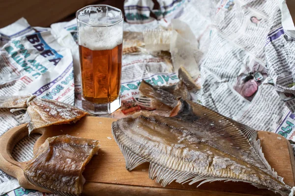 Natureza Morta Com Cerveja Caspa Salgada Velhos Jornais — Fotografia de Stock