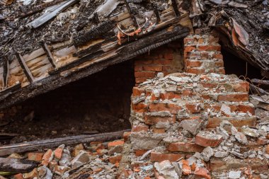 Sonra evde kalmış kırmızı tuğla büyük yığın yok