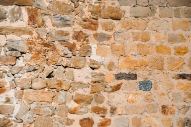 Antik büyük renkli tuğla duvardan kare taşlar