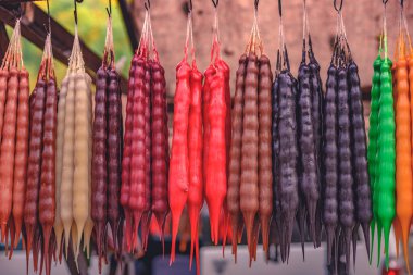 piyasada açık havada asılı parlak taze cevizli sucuk, demet