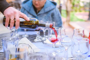 sommelier şarap gözlük şarap tadımı açık ar üzerinde döküntüler