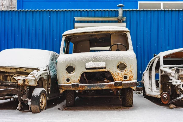 Die Alten Rostigen Kaputten Autos Auf Einer Müllkippe Unter Schnee — Stockfoto