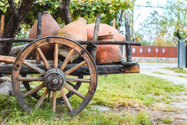 Holzkarren Beladen Mit Tontöpfen Für Wein Einem Grünen Garten — Stockfoto