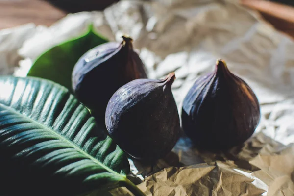 Few Figs Green Leaves Old Crumpled Paper Background — Stock Photo, Image