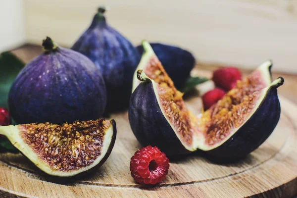 Few Cuted Figs Red Berries Plate Old Wooden Background — Stock Photo, Image