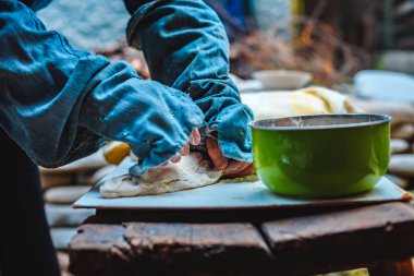 Ev yapımı ekmek açık hava için hamur oversleeves kadında aşçılar