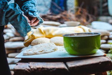 Ev yapımı ekmek açık hava için hamur oversleeves kadında aşçılar