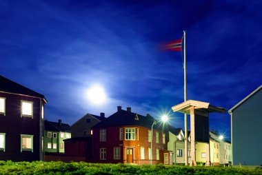 Kuzey Norveç kasaba, gece, sokak görünümü üzerinde rüzgar Norveç bayrağı tasa